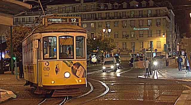 Lisbona tram giallo