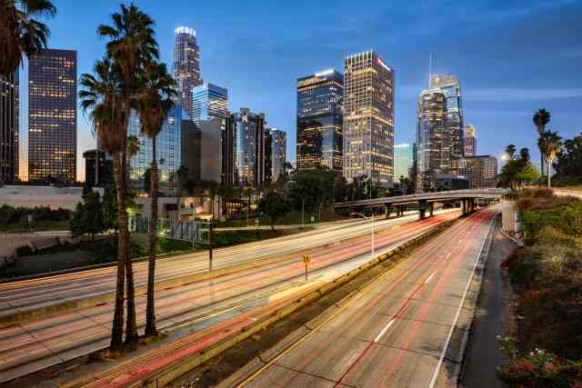 Lo skyline di Los Angeles all’alba