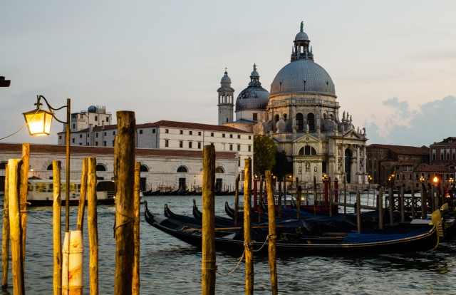 Fra giorno e notte a Venezia : il riposo delle gondole