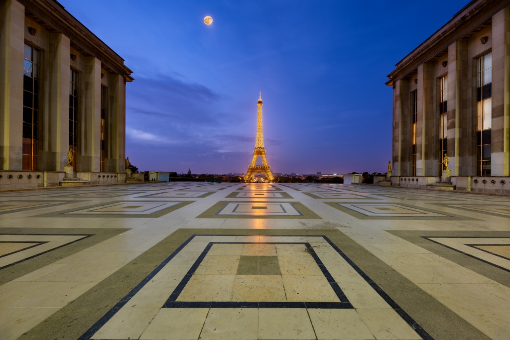 Parigi all’alba al chiaro di luna
