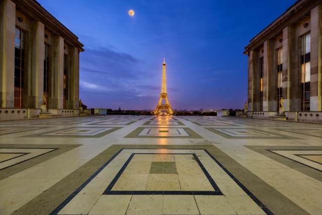 Parigi all’alba al chiaro di luna