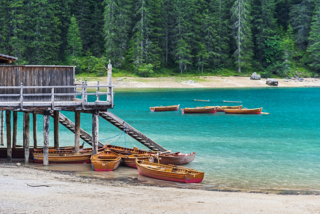 Barche sul lago di Braies. Dolomiti