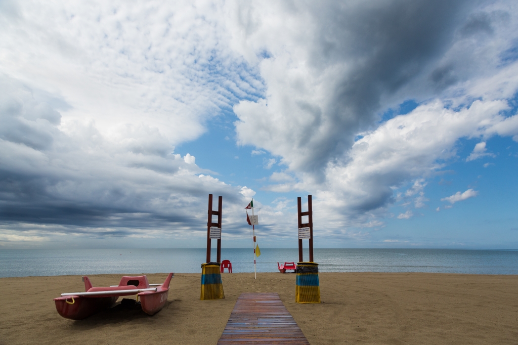 Cielo nuvoloso sopra la spiaggia