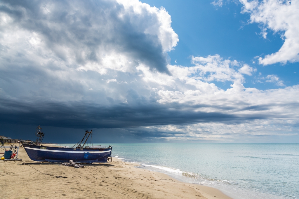 Cielo nuvoloso sopra la spiaggia