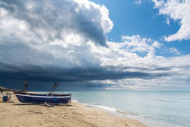 Cielo nuvoloso sopra la spiaggia