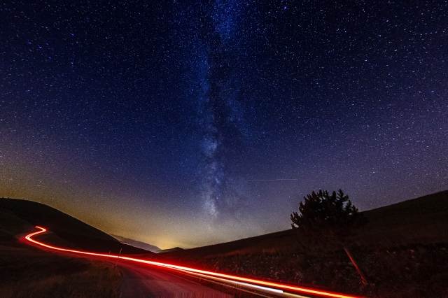 Via lattea con scie luminose