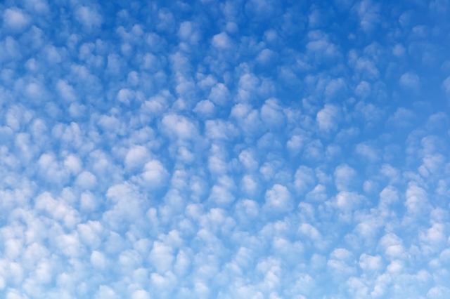 Cloudy sky with tall globules in the shape of globular flakes