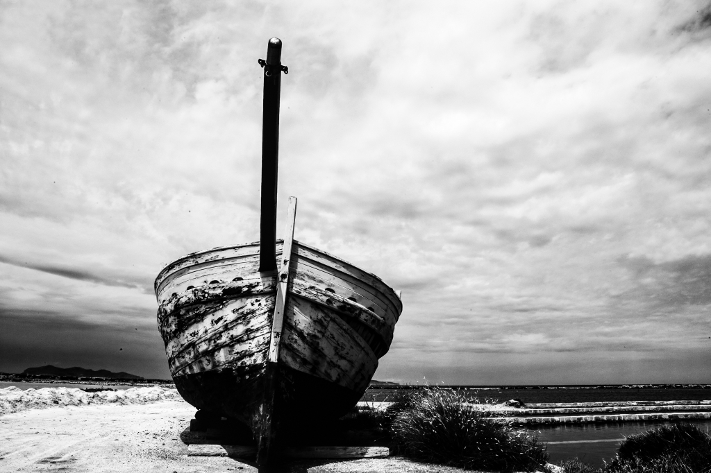 Barca alle saline di Nubia (Sicilia)