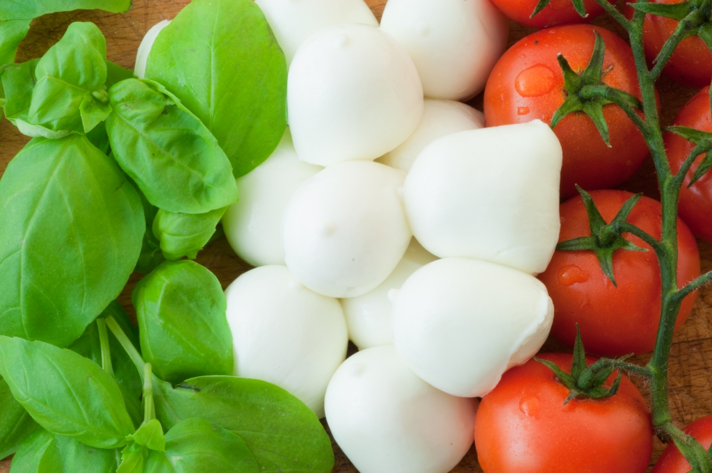 bandiera italiana con mozzarella pomodoro e basilico