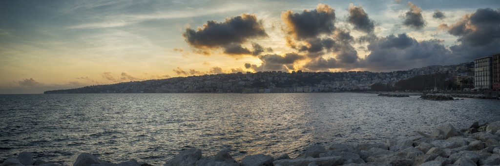 Panoramica di un tramonto Napoletano