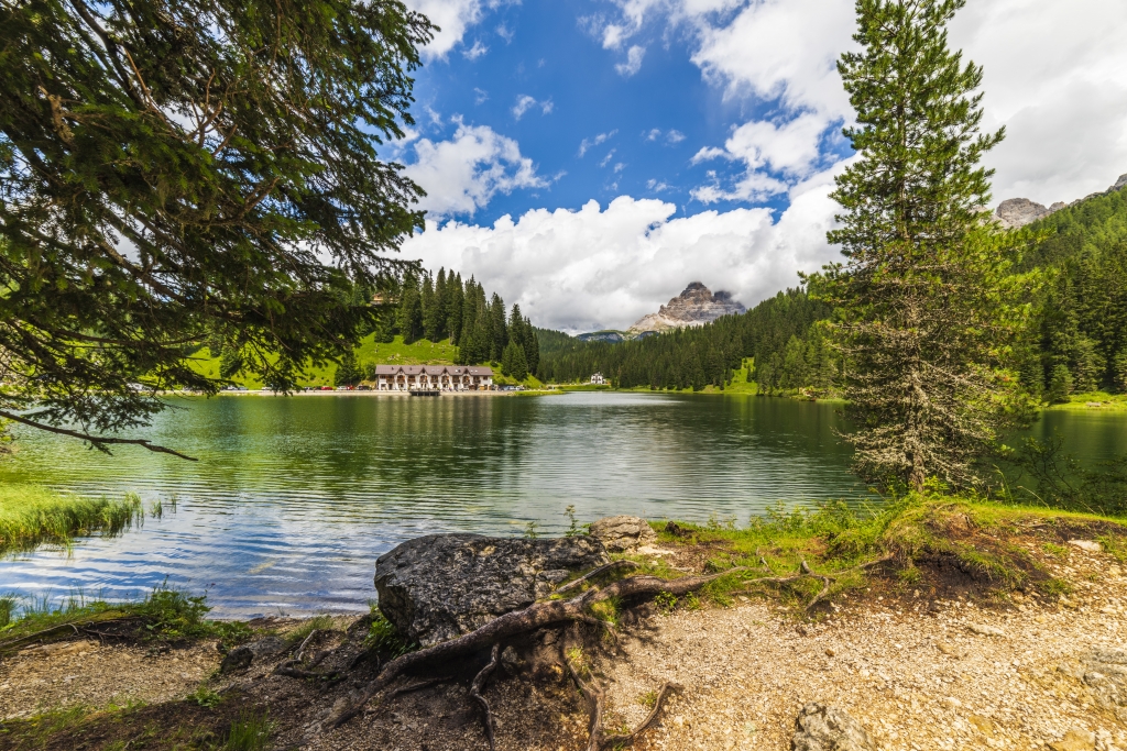 Uno sguardo sul lago di Misurina. Dolomiti