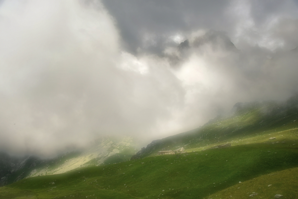 Nuvole basse sopra l'alpeggio
