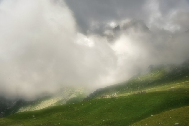 Nuvole basse sopra l'alpeggio