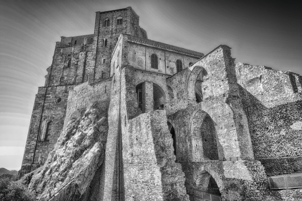 Foto in biano e nero della Sacra di San Michele