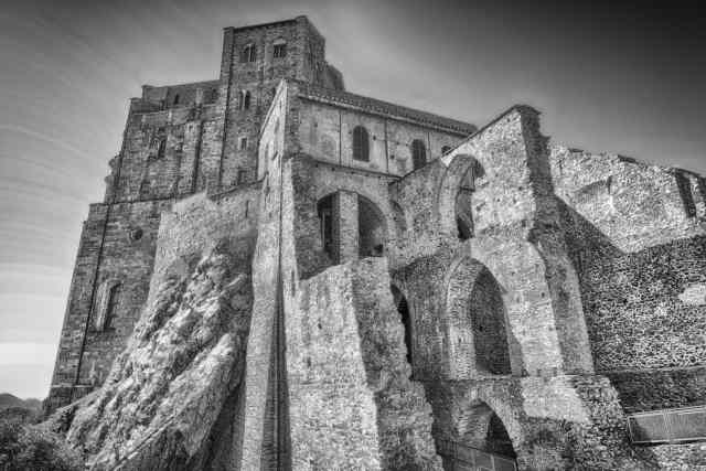 Foto in biano e nero della Sacra di San Michele
