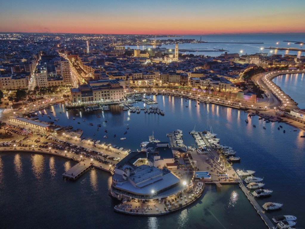 Bari, lungomare al tramonto
