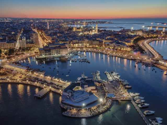 Bari, lungomare al tramonto