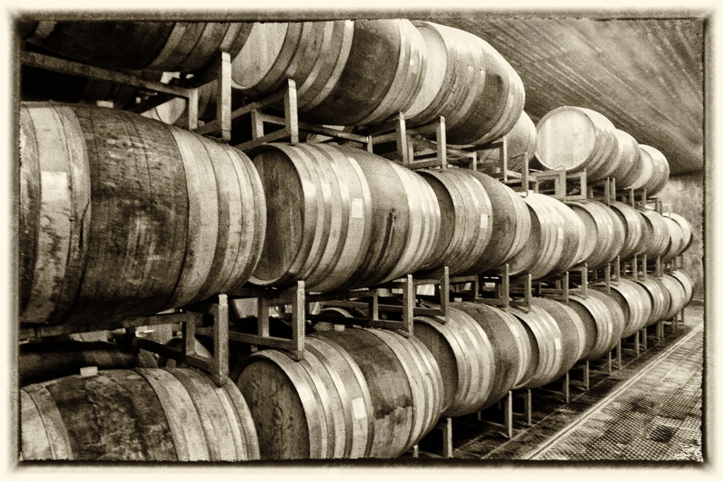Foto in biano e nero della cantina con botti.