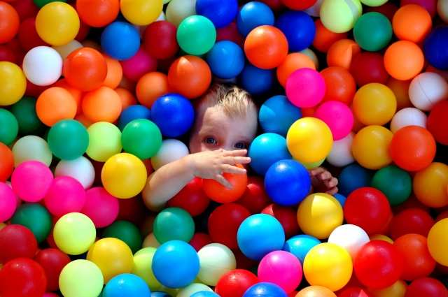 Un mare di palline colorate