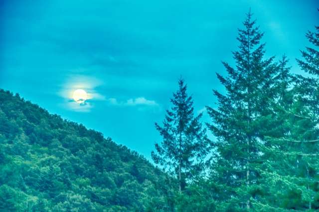 luna al tramonto in montagna