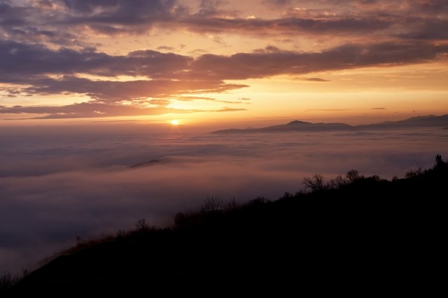 L'alba sopra le nuvole