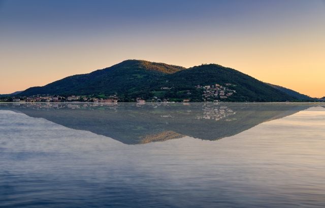 Paesaggio riflesso sul lago di Iseo
