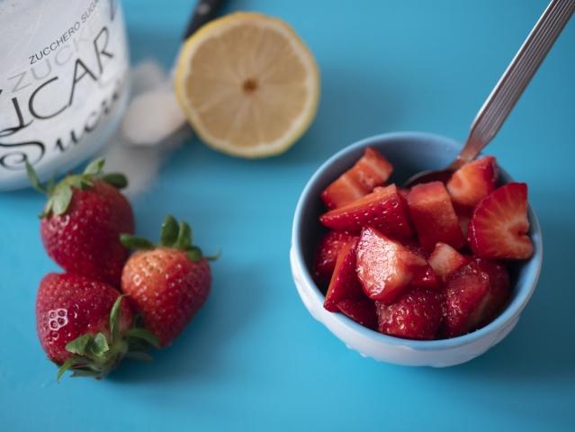 Fragole fresche con zucchero e limone