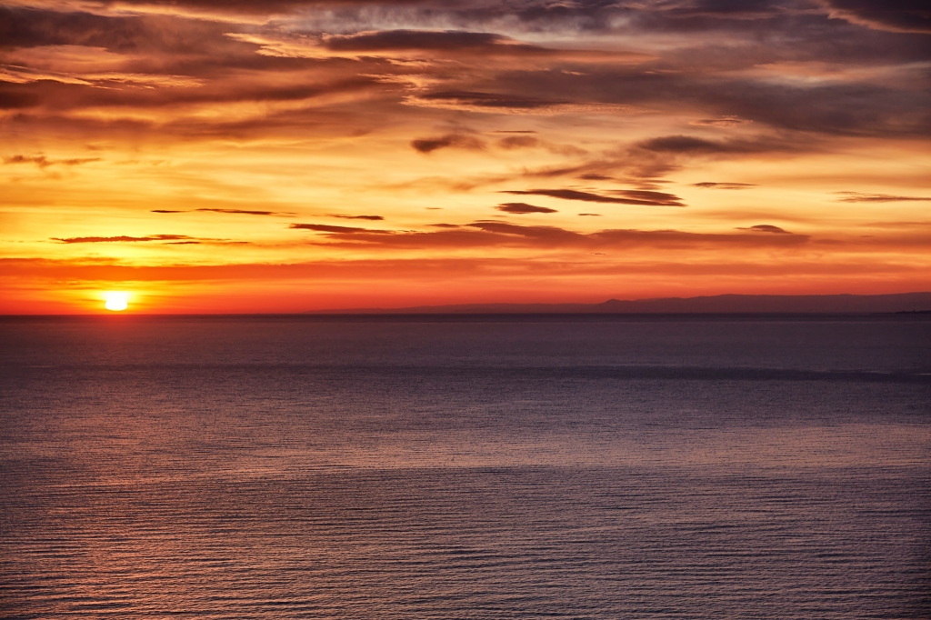 alba rossa sul mare