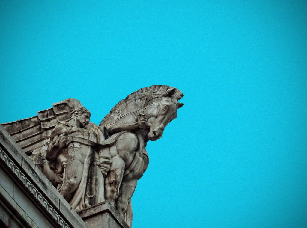 Scultura della stazione centrale di Milano