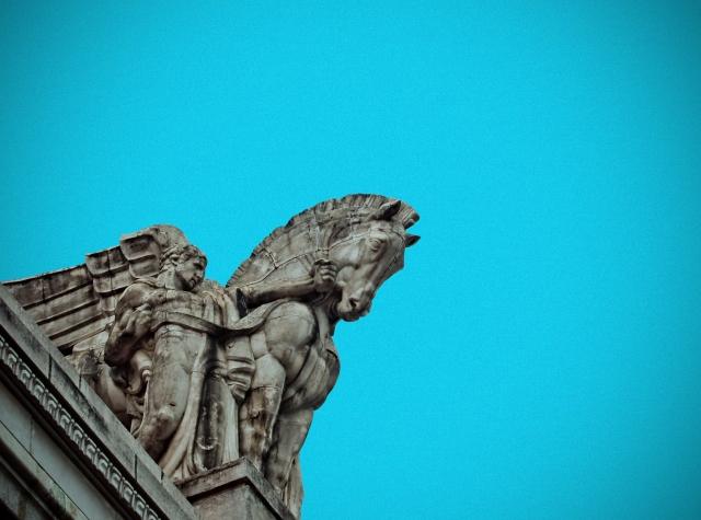 Scultura della stazione centrale di Milano