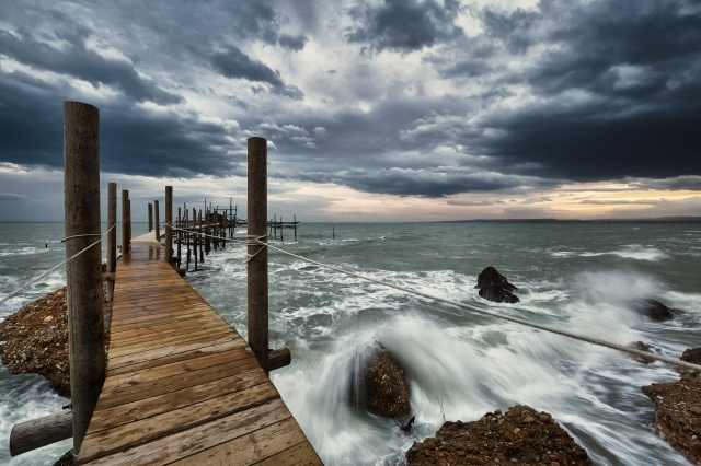 Trabocco sul mare in tempesta