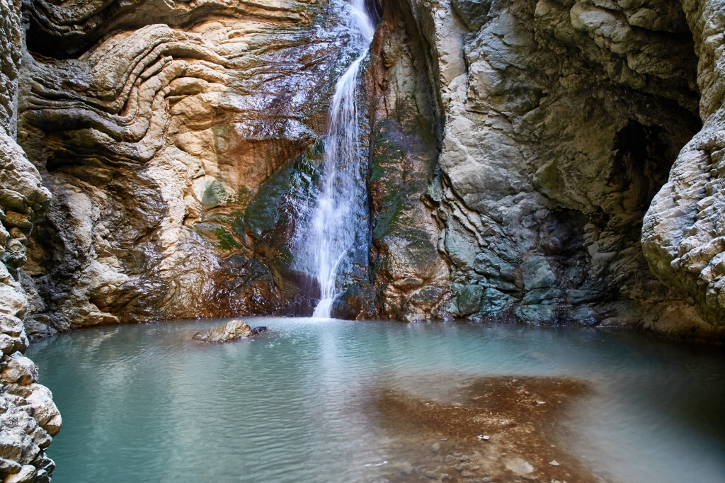 La cascata tra le rocce