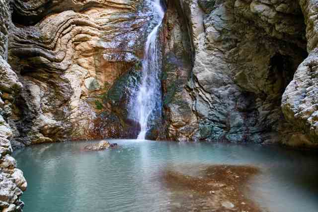 La cascata tra le rocce