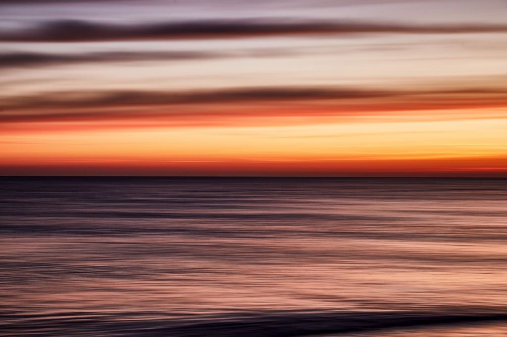 Panning all'alba sul mare
