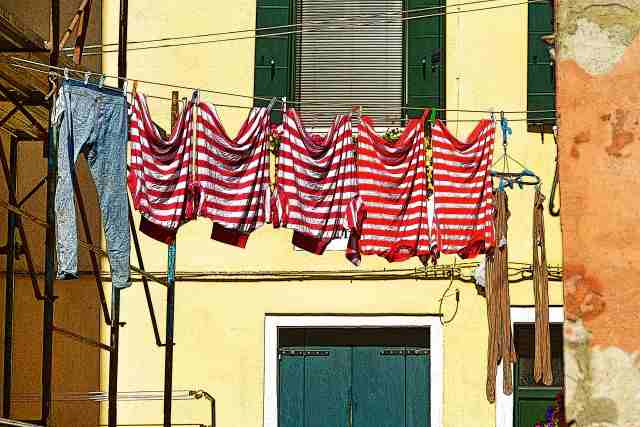 Venezia, maglie da Gondoliere stese.
