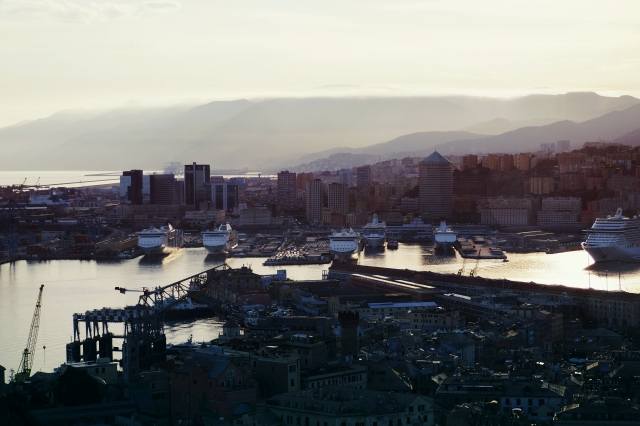 il porto di Genova al tramonto