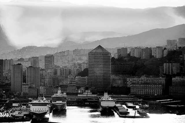 il porto di Genova in bianco e nero