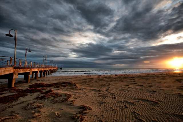 Alba sulla spiaggia deserta