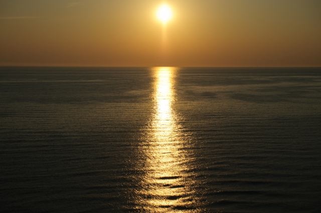 Sole all'alba sul mare