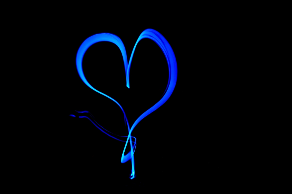 Cuore blu su sfondo nero