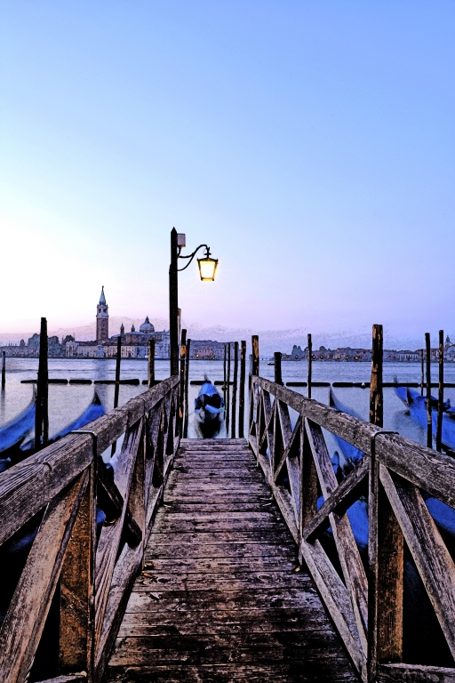 Venezia, imbarchino con gondole.