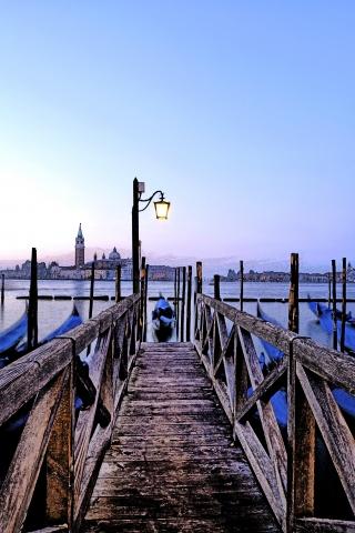 Venezia, imbarchino con gondole.