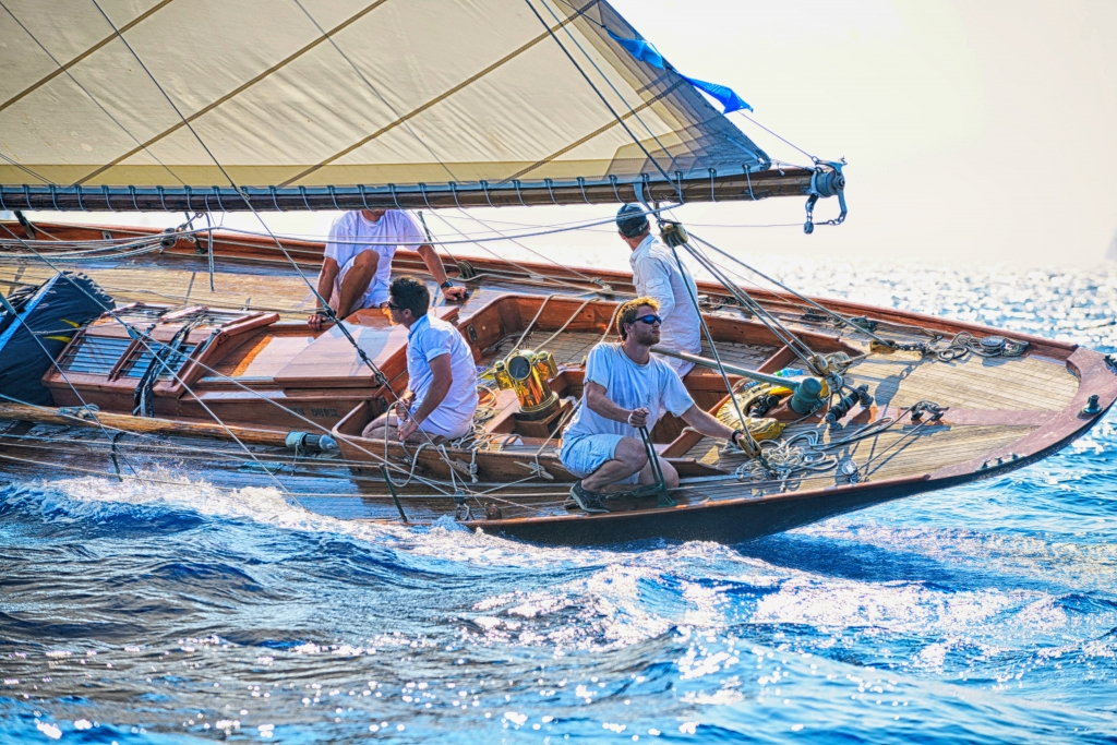 Equipaggio in regata su Yacht a vela d'epoca.