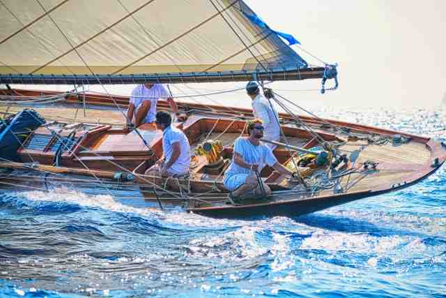 Equipaggio in regata su Yacht a vela d'epoca.