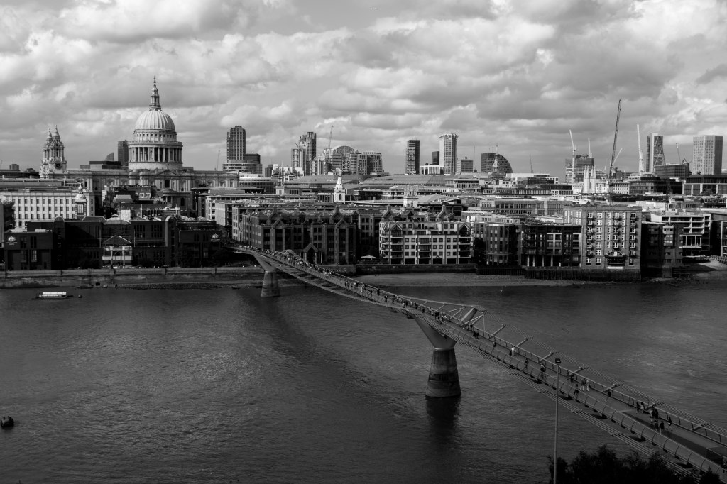 Millenium bridge visto dalla Tate Gallery, Londra