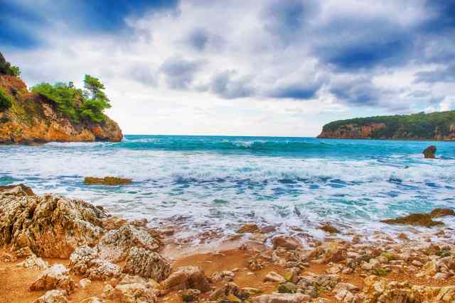 Grecia, Lefkada, paesaggio dalla spiaggia con rocce.