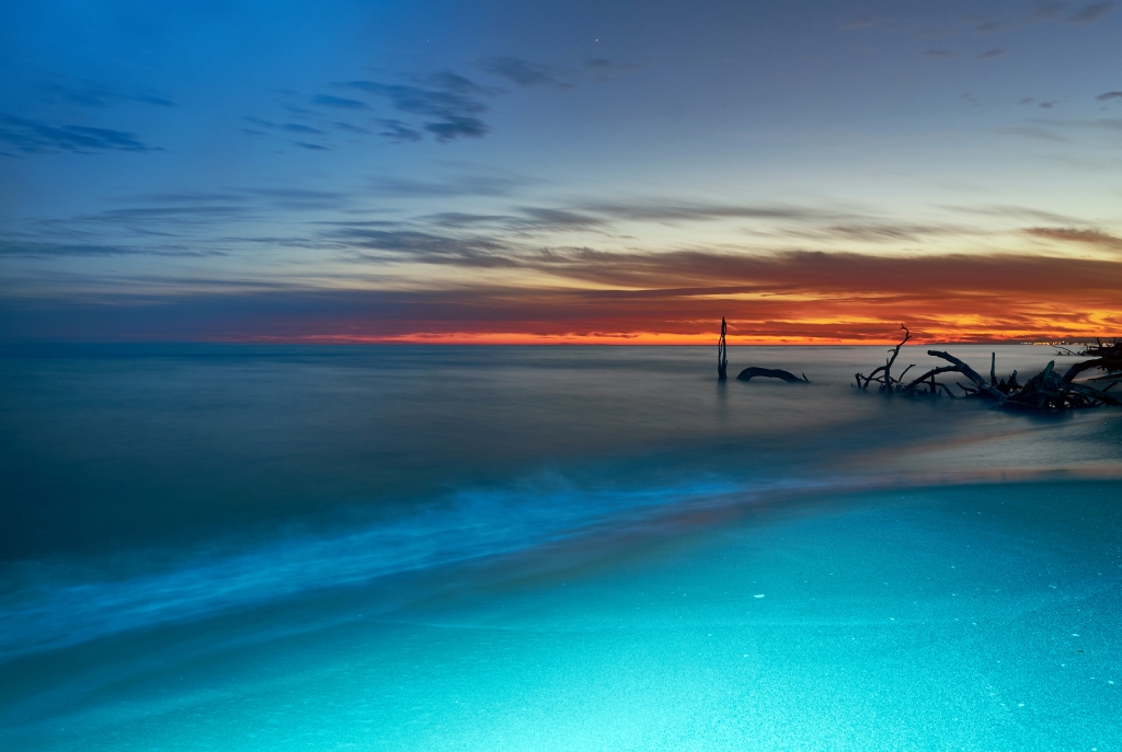 L'alba sul mare all'orizzonte