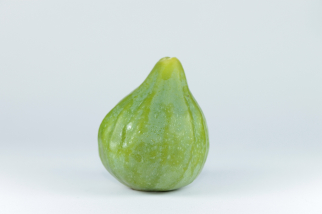 Fico verde su sfondo bianco, fig on white background