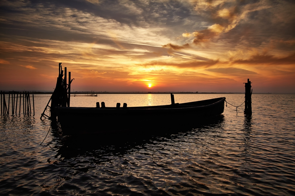 Barca sul lago al tramonto