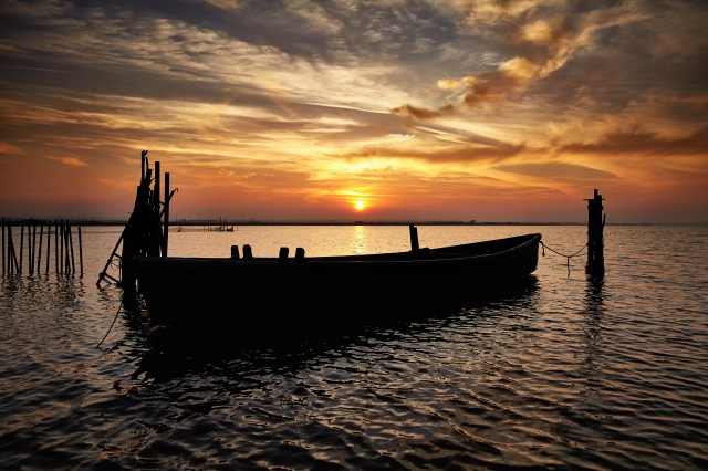 Barca sul lago al tramonto